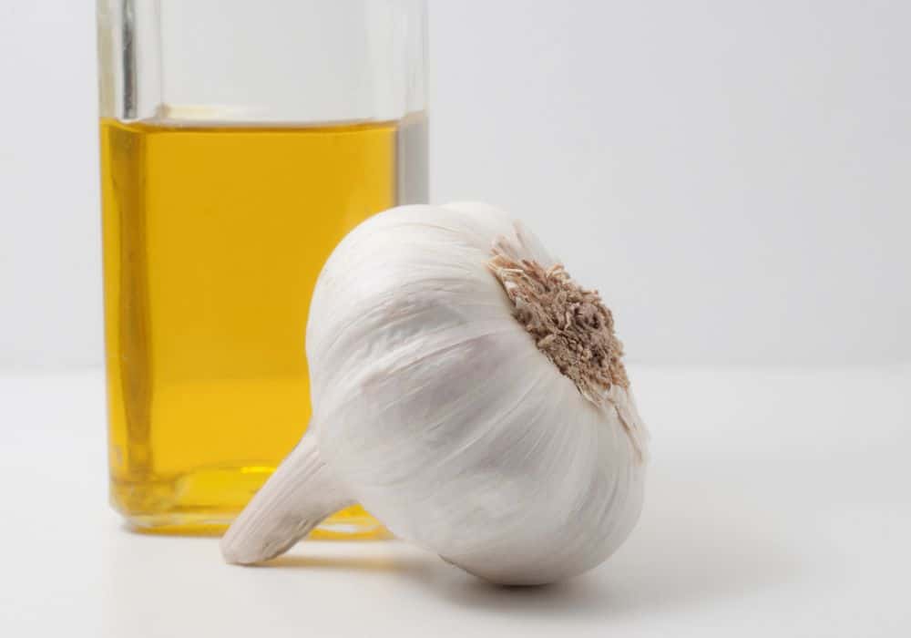 Garlic and Oil Solution Spray
